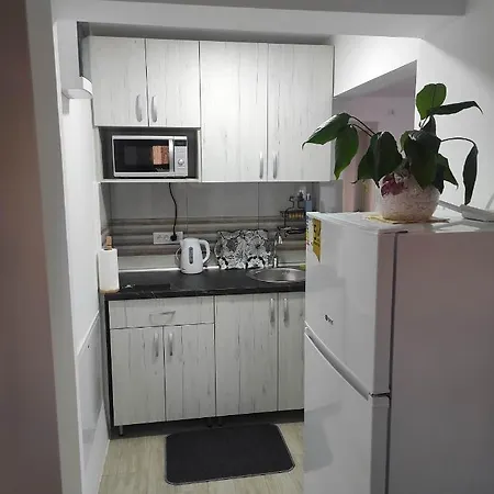 Andrea Airport Apartment